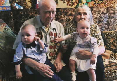 Виктор Григорьевич и Мария Петровна с правнуками
