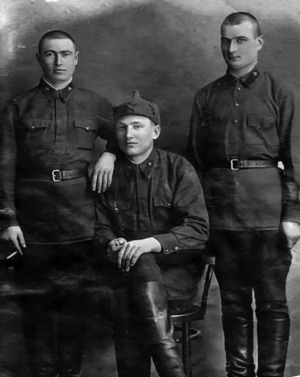 Алексей (в центре) с боевыми товарищами в военные 1940-е