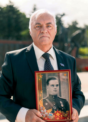 Владимир Иванович Хрусталев с портретом отца