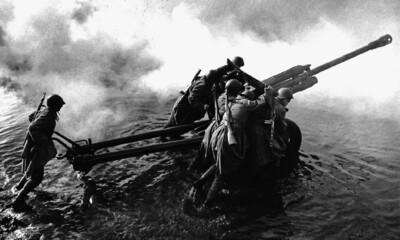 Советские артиллеристы транспортируют 76-мм дивизионную пушку ЗиС-3 во время форсирования Одера. Автор Д. Бальтерманц