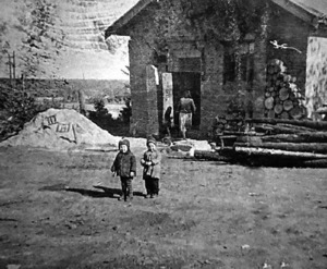 Сыновья Яхкинд. Южно-Сахалинск, 1949 г.