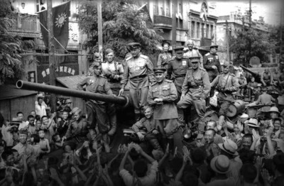 Советские войска вступают в Дайрон. Август 1945 года. Автор Евгений Халдей