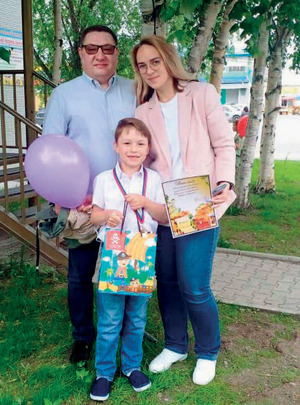 Внук ветерана Роман Юскеев с женой Аней и сыном Валерием, Южно-Сахалинск