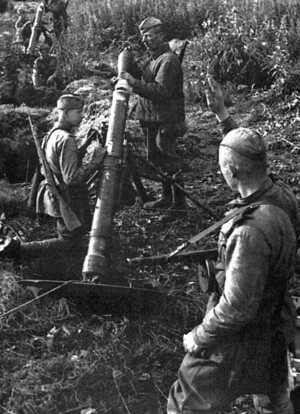 Батарея 120-мм полковых минометов образца 1938 года ведёт огонь по скоплению пехоты противника на Орловско-Курском направлении. Автор: Ефим Копыт