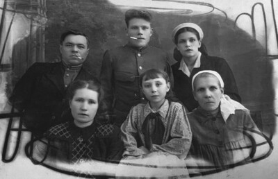 Жабоедовы Степан (в верхнем ряду слева) и Прасковья (в нижнем ряду слева) с близкими родственниками. Бердск, 1948 год)