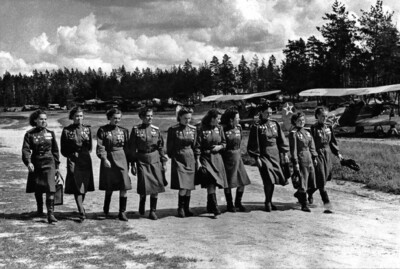 Летчицы 46-го гвардейского ночного бомбардировочного авиаполка во время подготовки к Параду Победы. Справа стоят бомбардировщики У-2, июнь 1945 года. Автор Иван Шагин, фотохроника