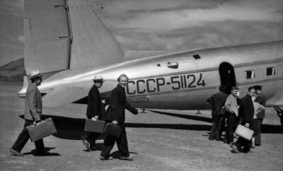 Идёт посадка в самолёт. 1963 год, из фондов ГИАСО