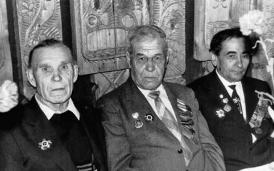 А.С. Закомолкин (в центре) с товарищами-ветеранами