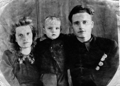 Анисия с мужем Николаем и сыном. Владивосток, 1949 г.