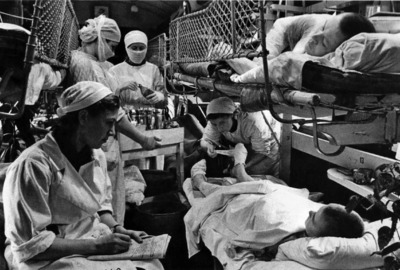 Женщины-медики делают перевязки раненым в вагоне советского военно- санитарного поезда No 72 во время рейса Житомир – Челябинск. Июнь 1944 г. Фотохроника ВОВ