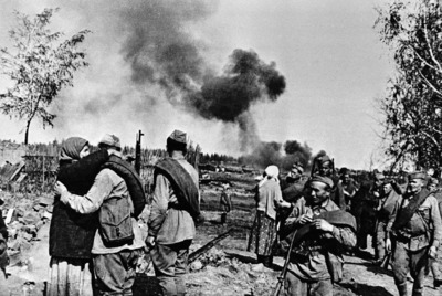 Жительницы освобожденного советского села встречают бойцов Западного фронта. Фотохроника ВОВ