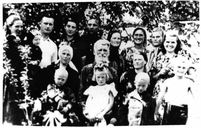 Анисия с мужем, сыном (слева) и родственниками. Украина