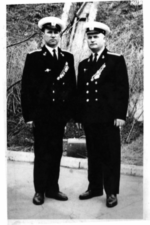 Муж Анисии Николаевны, мичман Тихоокеанского флота Николай Зинченко (справа)