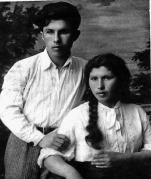 С сестрой Анной  Емельяновной,  1930-е годы.  Из архива семьи