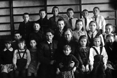 Н.Е. Золотов – директор школы поселка Хоэ с учениками 4-го класса. Март 1949 г.