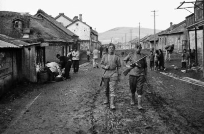 Советские бойцы патрулируют поселок в Маньчжурии. Хроника военного фотографа А. Становова