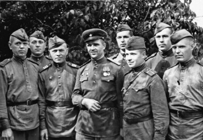Фото в день Победы, 1945 год. Пётр Золотун в центре