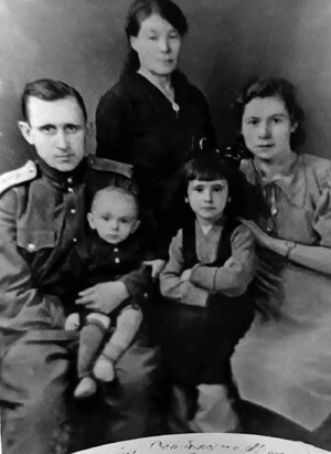 Валентина с мужем Иваном Жуковым, малыми детьми и мамой. Углегорск, 1946 год