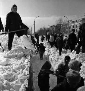Южно-Сахалинск, снежные заносы на Коммунистическом проспекте, 1970 год. Фото Юрия Садовникова