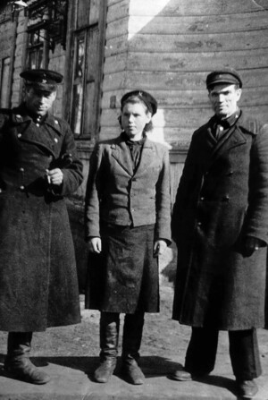 Мария с коллегами на станции Едрово, 1947 год
