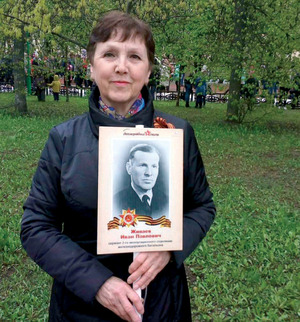  Л.И. Разжевайкина с портретом отца