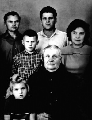 Андрей Жигоровский (1899–1968 гг.) в окружении детей и внуков