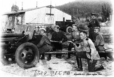 Артиллерийский расчет. Командир взвода Журавлев (стоит справа). Германия, деревня Обергебра, 1945 г.