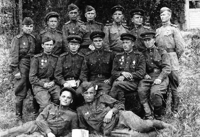 Журавлев во втором ряду второй слева. 1945 г.