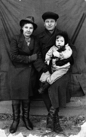 Журавлев с супругой и сыном. 1946 г.