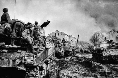 Советские танки с десантом во время боев за Данциг, Польша. Фотохроника ВОВ
