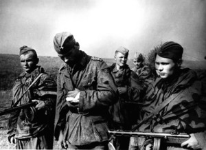 Советские разведчики ведут захваченного в плен немецкого солдата, 1944 г.