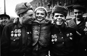 Советские солдаты в освобожденном городе. Автор: Дмитрий Бальтерманц