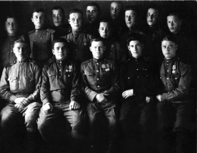 Второй справа в первом ряду В. Сичкарь. 1946 г., Александровск-Сахалинский
