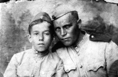 Юлий Скалецкий и солдат Нелябов. 1944 г.