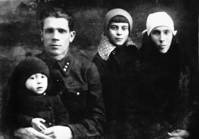 Юлий Скалецкий с сестрой и родителями. 1935 г.