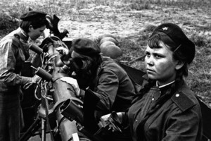 Зенитчица Советской Армии у переправы через Одер. 1-й Белорусский фронт, 1945 год