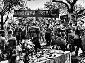 Советские и американские солдаты отмечают День Победы