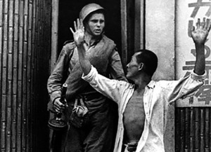 Советский солдат с пленным японцем