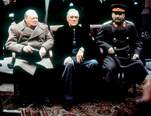 Британский премьер-министр Уинстон Черчилль, президент США Франклин Рузвельт и Председатель Совета Народных Комиссаров СССР Иосиф Сталин сидят во дворе Ливадийского дворца в Ялте, Крым, 4 февраля 1945 года